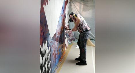 Уличен артист от Русе с кариера в Испания оформя младежка зона в библиотеката