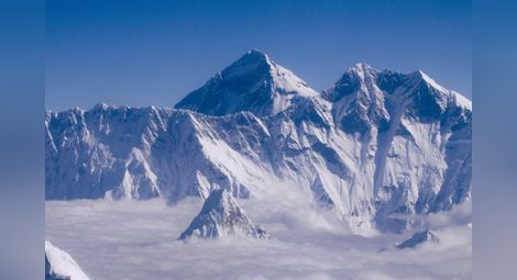 Ново измерване на Еверест добавя близо метър към височината му