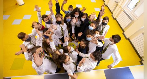 6д клас от Европейското училище взе награда в националния конкурс „Най-усмихнат клас на България 2020 - заедно срещу КОВИД 19 - да кажем СТОП на заразата“ на сдружение „Усмивка“. Русенските деца се класираха в категория „Най-усмихната прогимназия 5-7 клас“. Конкурсът се проведе за седма поредна година и в него участваха повече от 960 снимки.   Снимка: СУЕЕ