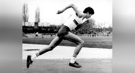 Евгени Игнатов на пистата - русенският атлет все още държи рекорди, които са на повече години от повечето активни състезатели днес.