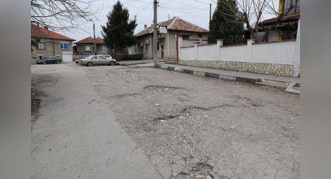 Част от парите са за неремонтираните от много години улици в Новград. 				        Снимка: Архив