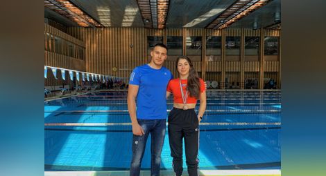 Берна Велинова и Георги Кръстев бяха сред най-добрите в басейна. 						Снимка: Утро