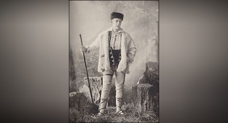 Баучер в българска народна носия.