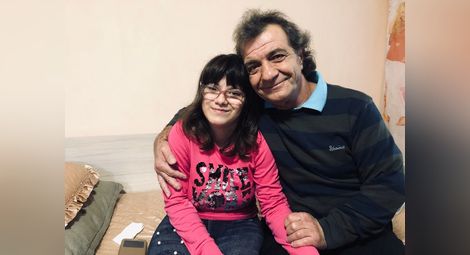 Баща и дъщеря стъпка по стъпка вървят към самостоятелния живот на момичето