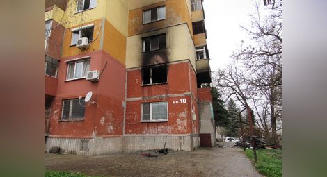 Пожарът е бил в апартамента на втория етаж, но обгазено е и горното жилище.		                Снимка: Русе Медиа