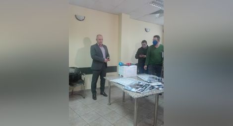 Зам.-директорът на ОДМВР комисар Павлин Коджахристов даде старт на инициатива за подпомагане на медиците на първа линия. 					          Снимка: Авторът