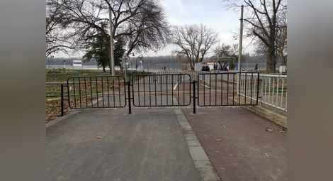 Ограда блокира достъпа  на велосипедисти до кея