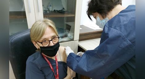 25 медици в болница „Канев“  получиха първата доза ваксина