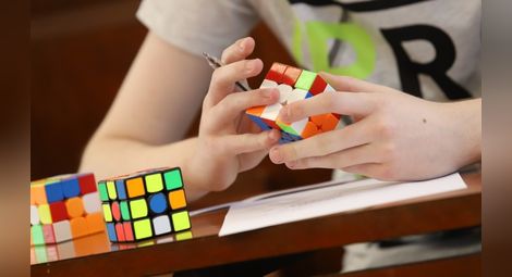 Правят филм за Кубчето на Рубик