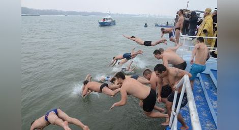 Церемонията за Богоявление без шествие, но смелчаци ще вадят кръста от Дунав