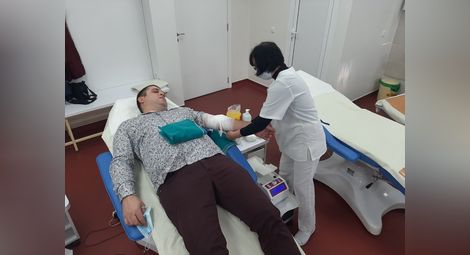 Иво Пазарджиев по време на кръводаряването. Снимка: ОбС-Русе