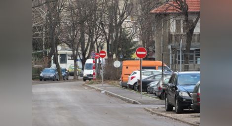 10 метра забрана по еднопосочната вече „Юндола“ блокира коли в три паркинга