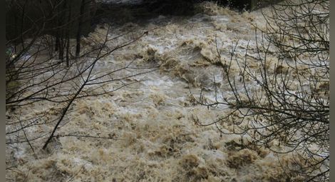 Река Ерма излезе от коритото си, Трън обяви бедствено положение