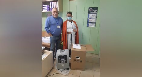 Управителят на Онкоцентъра д-р Камен Кожухаров и лъчетерапевтът д-р Антоанета Димитрова показват новия кислороден апарат.  Снимка: КОЦ