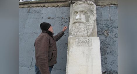 Лед застрашава единствения паметник на Ботев в Русе