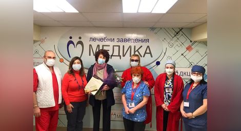 Екипът на болницата изпрати в заслужена почивка стожерът на анестезиологичните сестри Марийка Йовкова. 						      Снимка: „Медика Русе“