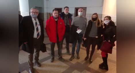 Обвинените в нанасяне на щети на офиса на ВМРО са протестирали със средства на политическата сатира, каза адвокат Анатоли Казаков.                                                                Снимка: Авторът