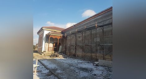 Сградата на етнографската сбирка в Новград се ремонтира, след като покривът протече и унищожи експонати. Снимка: Марий ПЕЙЧЕВ