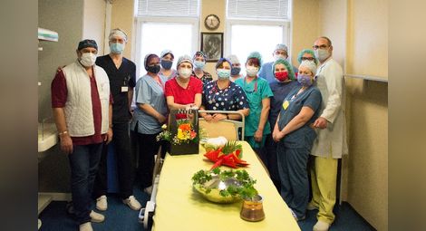 Екипът на родилното отделение в УМБАЛ „Медика Русе“ за първи път празнува без гости, но удовлетворен от постигнатото през годината.    Снимка: „Медика Русе“