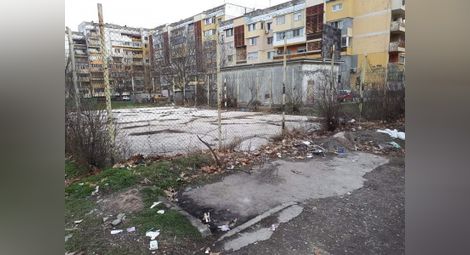 Напукан асфалт, съборена ограда и боклук наоколо . това представлява площадката между бл. 112 и 113.              Снимка: ВМРО