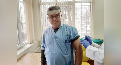 Д-р Джиниев пръв от лекарите на първа линия се ваксинира в Медицински център 1