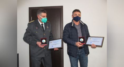 Свилен Рачев и Мирослав Енев с получените огличия. Снимка: Русе Медиа