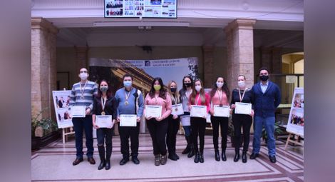 Русенски студенти със златни медали от международна олимпиада по финансова математика
