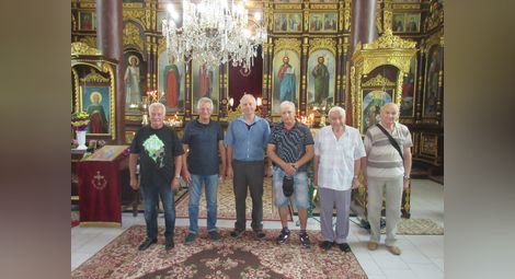 Марин Маринов, проф.Георги Георгиев и други радетели за храма в Поликрайще.