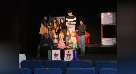Режисьорът Ивайло Марков /долу вляво/ и актьорите с куклите.  Снимка: Куклен театър