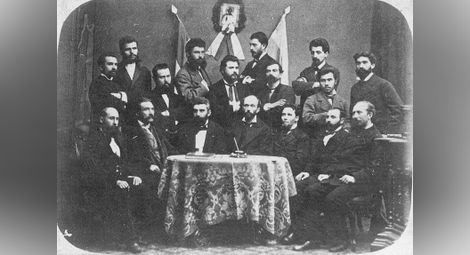 По време на общо събрание на БЦБО през ноември 1876 година - Стамболов е предпоследен вдясно на задния ред.