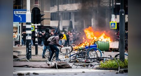 Холандски съд разпореди правителството да отмени полицейския час