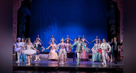 Балетът играе „Спящата красавица“ в Голямата зала на Доходното