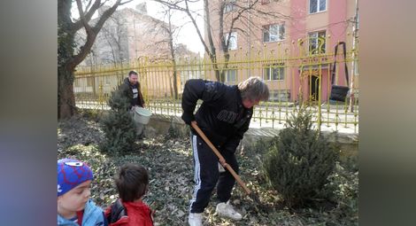Деца от русенската детска градина “Иглика” садиха дървета в двора й