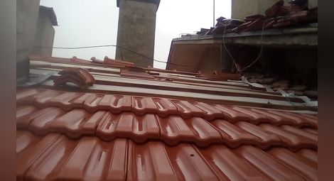 Майстор зарязал недовършен ремонт на покрив и изчезнал с 2650 лева