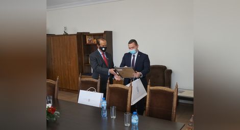 Кметът Пенчо Милков и дипломатът размениха протоколни подаръци. Снимка: Община Русе