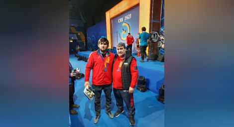 Валентин Ангелов със сребърния медалист в Киев Ахмед Магамаев. 				            Снимка: Утро