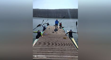 Осем беларуски състезатели тренират усилено на езерото в Николово. 				               Снимка: Утро