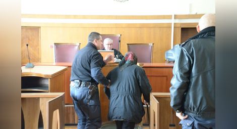 Баба Пенка Мойсеева се яви в съда за гледане на мярката й за неотклонение.                                                  Снимка: Архив „Утро“