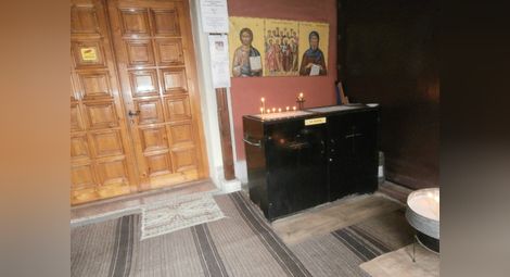 Богомолка в църквата в „Здравец“: Що за приумица да палим свещи като в пушалните в кръчмите!