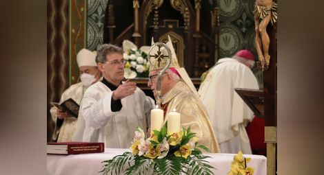 Католиците имат нов духовен пастир - монс. Страхил Каваленов официално оглави Никополска епархия /галерия/