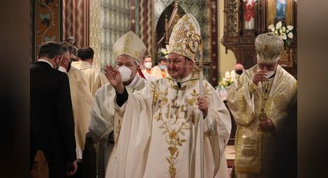Католиците имат нов духовен пастир - монс. Страхил Каваленов официално оглави Никополска епархия /галерия/
