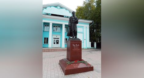 Паметникът на българския поет от Волжка България Кул Гали, построен в Уляновск по инициатива на г-н Шаукат Богданов.