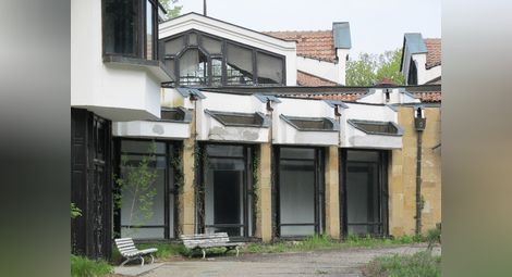 Бляскавата някога резиденция в Лесопарка е в плен на разрухата