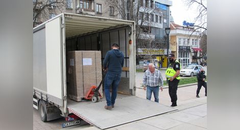 218 000 бюлетини пристигнаха вчера в Русе.     Снимки: Русе Медиа