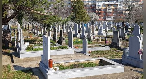 След вдигането на таксите увеличават служителите и техниката на гробищата