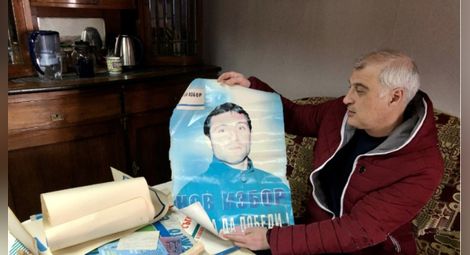 Владислав Атанасов показва забравения от мнозина плакат с Христо Стоичков.  Снимка: БНР