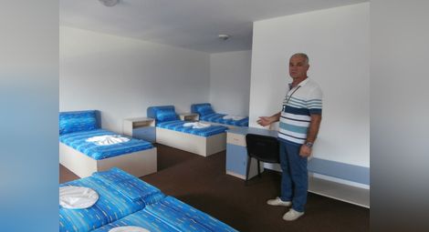 Димчо Петров показва стаите в  почивната станция на туристическия център. 			 Снимки: Архив „Утро“