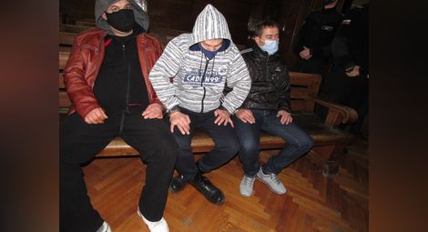 Задържаните сливополски полицаи в съдебната зала. Снимка: Архив