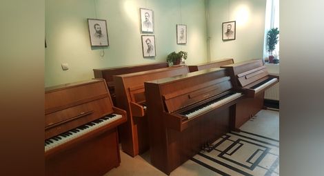 С два рояла и 9 нови пиана приключи кампанията „Талант без граници“