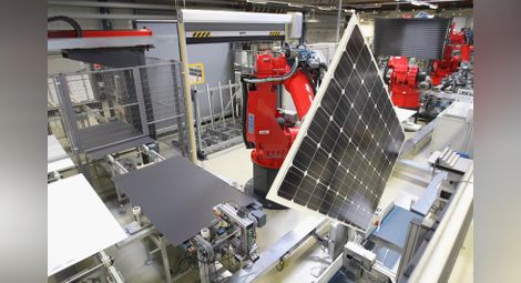 Роботизирано асемблиране на слънчеви панели в германски завод Снимка: Getty Images
